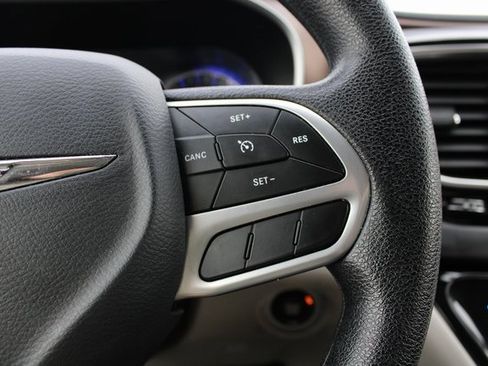 Used 2020 Chrysler Voyager Lxi image 13