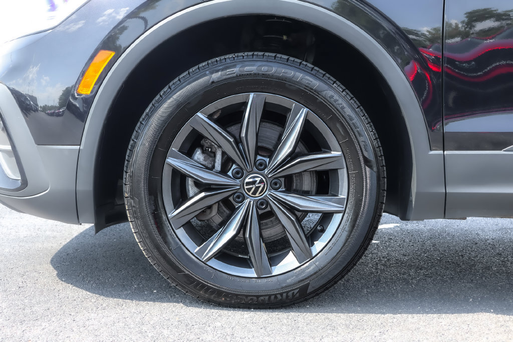 Used 2023 Volkswagen Tiguan SE w/ Panoramic Sunroof Package AWD/4WD image 17