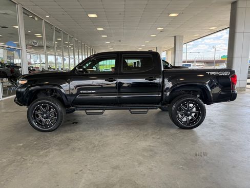 Used 2019 Toyota Tacoma TRD Sport AWD/4WD image 2