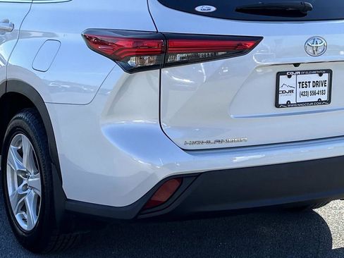 Used 2023 Toyota Highlander LE image 5