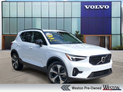 Certified 2026 Volvo XC40 B5 Plus AWD/4WD image 1