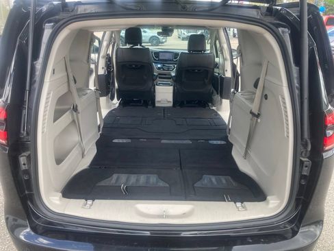 Used 2023 Chrysler Pacifica Touring-L FWD image 14