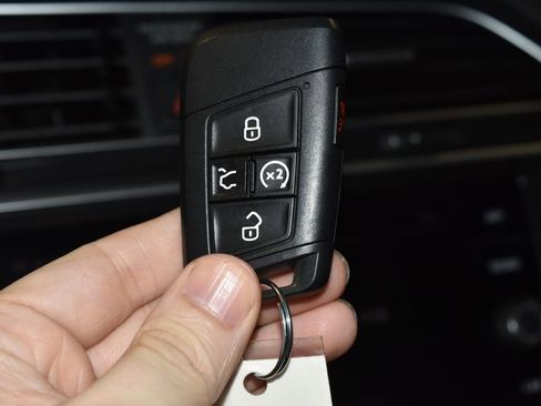 Used 2024 Volkswagen Tiguan SE R-Line image 19