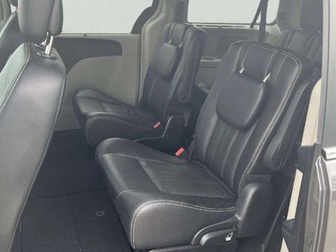 Used 2016 Chrysler Town & Country Touring-L FWD image 10