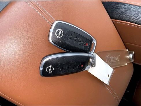 Used 2023 Nissan Pathfinder Platinum image 14