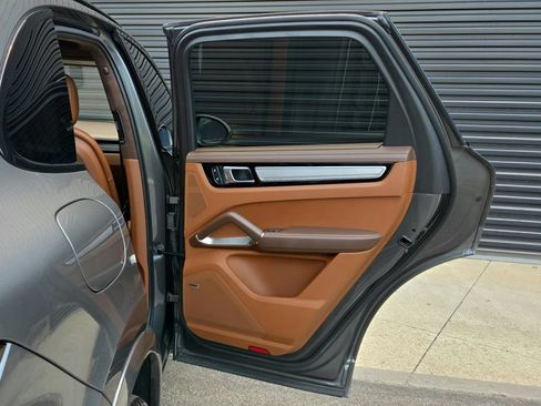 Certified 2023 Porsche Cayenne Turbo AWD/4WD image 22