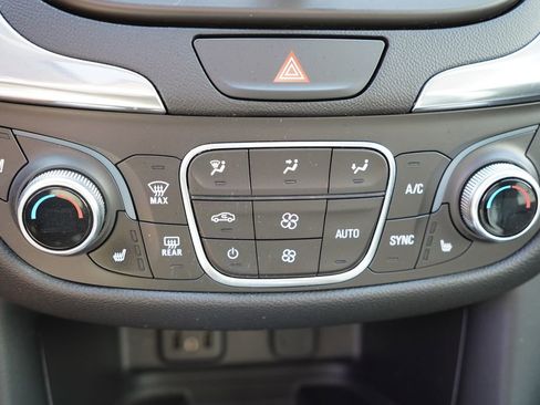 Used 2018 Chevrolet Equinox Premier image 29