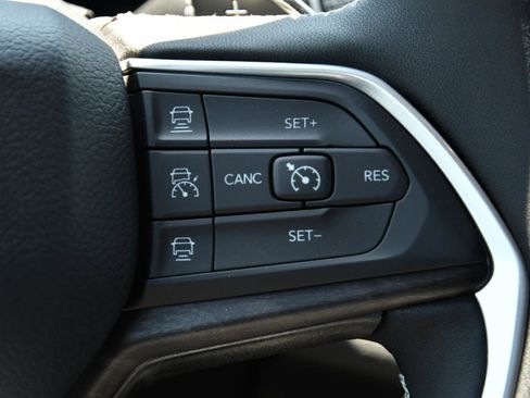 Used 2025 Jeep Grand Cherokee Limited 4xe AWD/4WD image 12