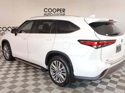 Used 2023 Toyota Highlander Platinum FWD image 24