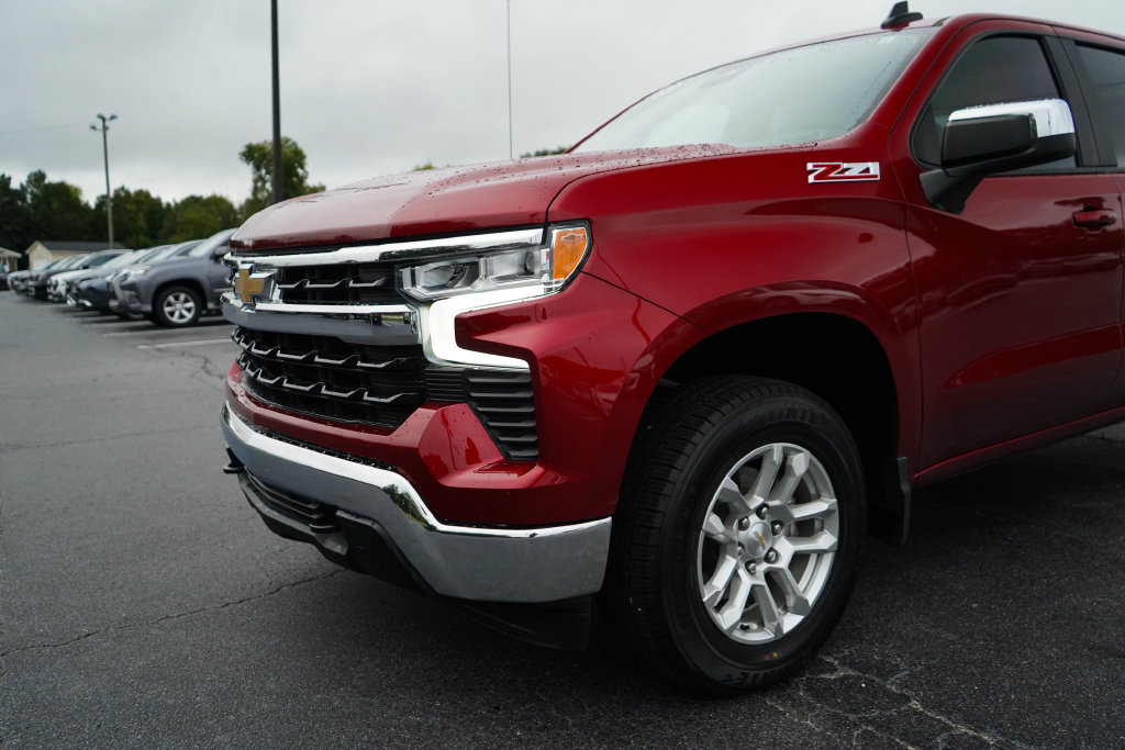Used 2024 Chevrolet Silverado 1500 LT AWD/4WD image 18