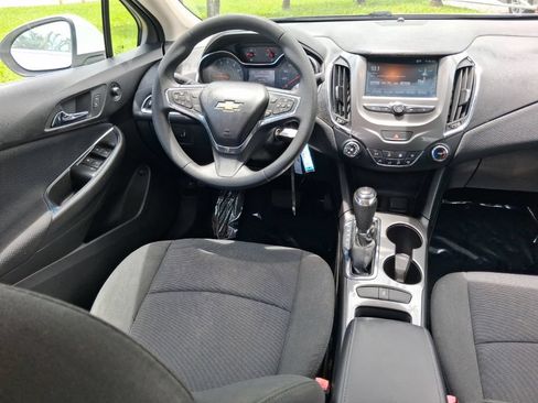 Used 2017 Chevrolet Cruze LT FWD image 9