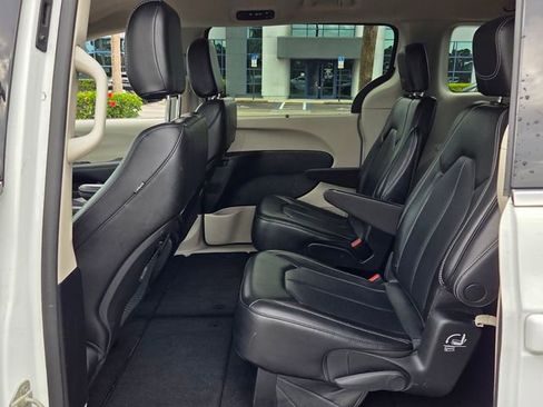 Used 2023 Chrysler Pacifica Touring-L FWD image 10