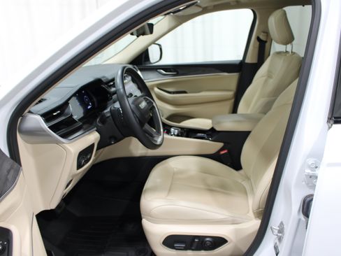 Used 2022 Jeep Grand Cherokee L Limited w/ Luxury Tech Group II AWD/4WD image 3