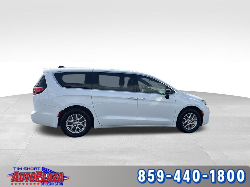 Used 2025 Chrysler Pacifica Select FWD image 6