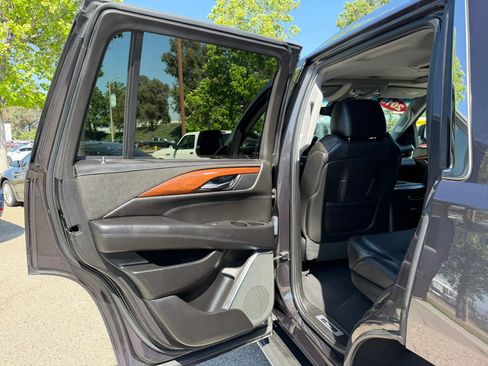 Used 2015 Cadillac Escalade Luxury AWD/4WD image 19