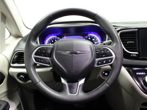 Used 2024 Chrysler Pacifica Touring-L FWD image 22