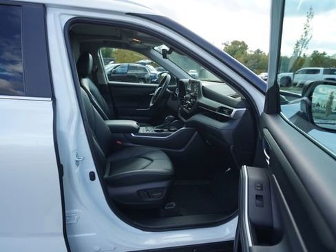 Used 2024 Toyota Highlander LE image 21