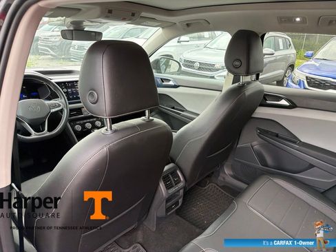 Used 2023 Volkswagen Taos SE w/ Panoramic Sunroof Package FWD image 11
