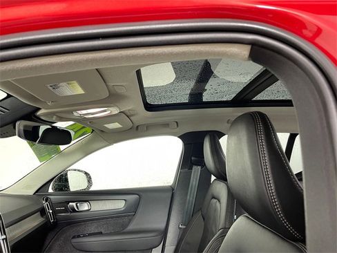 Used 2024 Volvo XC40 B5 Plus w/ Protection Package Premier image 17