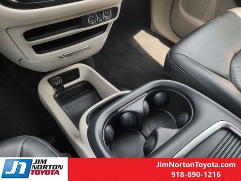 Used 2024 Chrysler Pacifica Touring-L FWD image 20