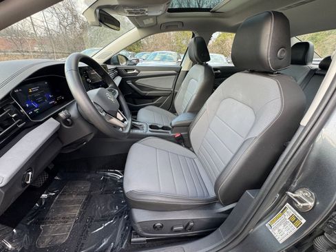 Used 2025 Volkswagen Jetta SE image 33