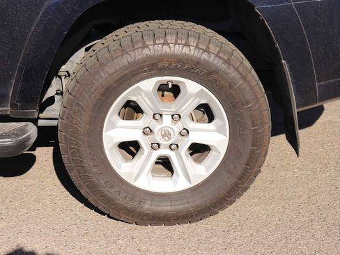 Used 2018 Toyota 4Runner SR5 AWD/4WD image 9