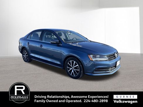 Used 2017 Volkswagen Jetta SE image 2