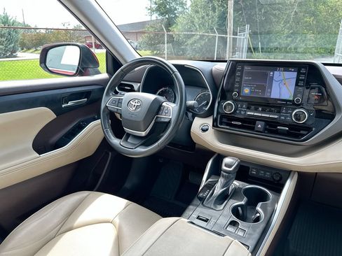 Used 2022 Toyota Highlander XLE FWD image 19