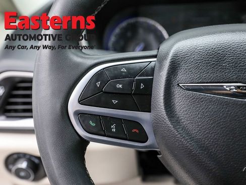 Used 2023 Chrysler Pacifica Touring-L image 15