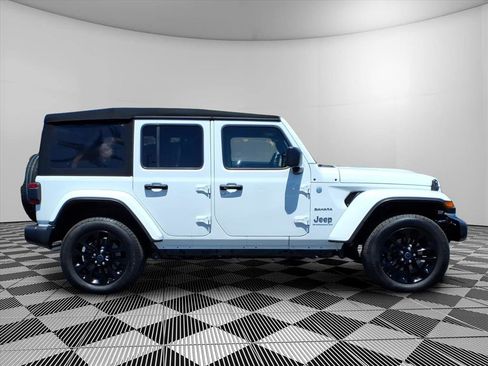 Used 2024 Jeep Wrangler Unlimited Sahara w/ Technology Group AWD/4WD image 4