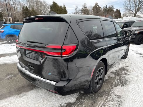 Used 2023 Chrysler Pacifica Limited w/ Uconnect Theater Family Group FWD image 6