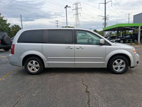 Used 2008 Dodge Grand Caravan SXT w/ Family Value Group FWD image 4