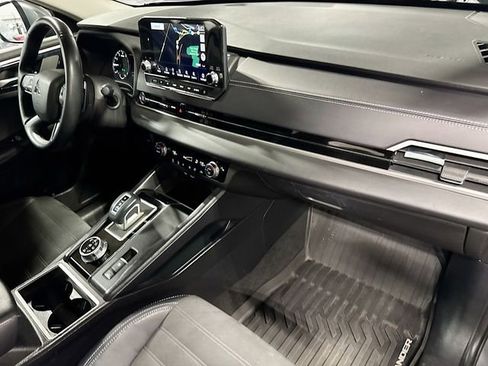 Used 2023 Mitsubishi Outlander SE image 30