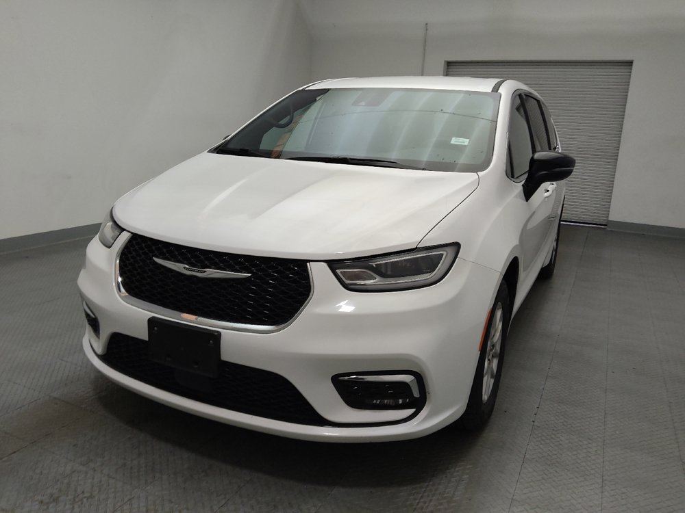 Used 2025 Chrysler Pacifica Select FWD image 15
