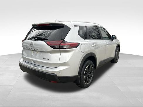 Used 2024 Nissan Rogue SV w/ SV Premium Package image 5