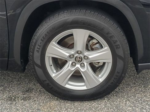 Certified 2021 Toyota Highlander L image 11