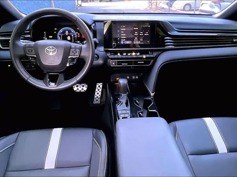 Used 2025 Toyota Camry SE w/ Convenience Package FWD image 15