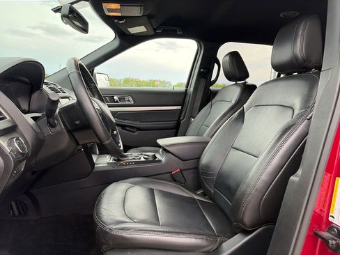 Used 2018 Ford Explorer XLT w/ Equipment Group 202A AWD/4WD image 15