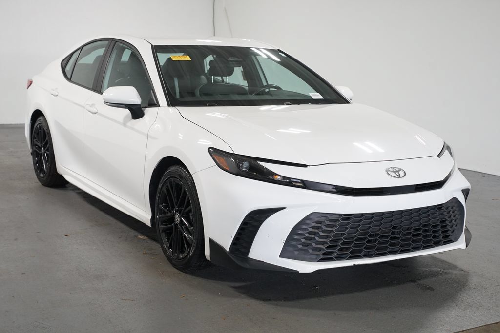 Certified 2025 Toyota Camry SE FWD image 3