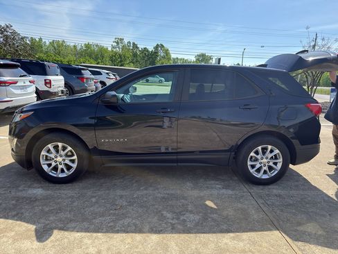 Used 2020 Chevrolet Equinox LS w/ LS Convenience Package FWD image 2