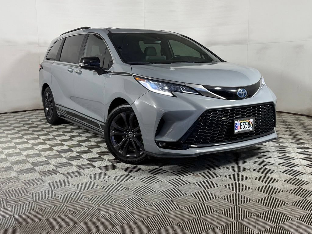 Used 2024 Toyota Sienna XSE FWD image 3