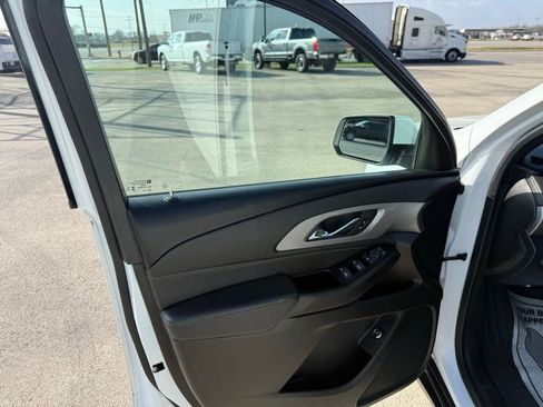 Used 2023 Chevrolet Traverse LT image 9