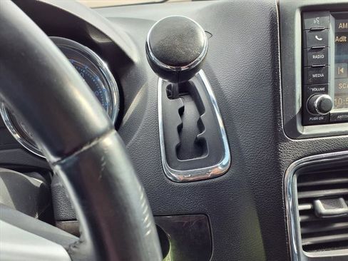 Used 2016 Chrysler Town & Country Touring image 11