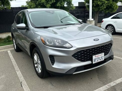 Used 2021 Ford Escape SE image 2