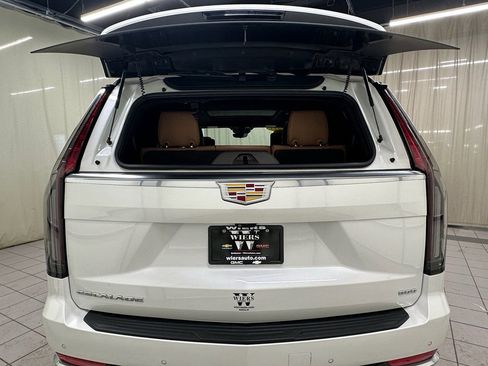 Used 2023 Cadillac Escalade Premium Luxury image 9