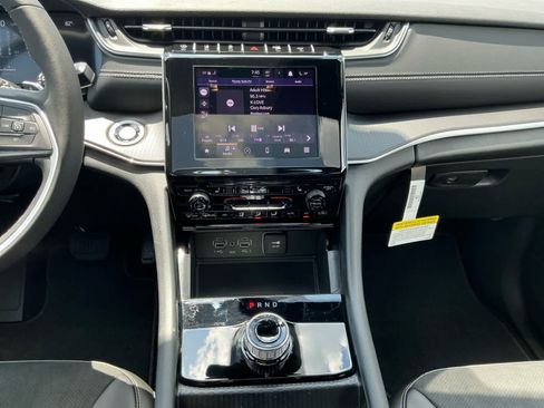 New 2025 Jeep Grand Cherokee Altitude image 12