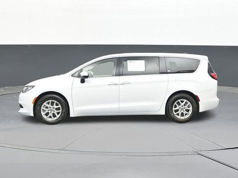 Used 2022 Chrysler Voyager LX FWD image 9