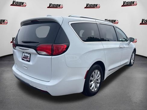 Used 2018 Chrysler Pacifica Touring-L FWD image 5