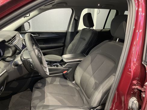 Used 2023 Jeep Grand Cherokee Laredo w/ Luxury Tech Group I RWD image 18