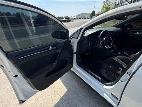 Used 2016 Volkswagen GTI SE image 9